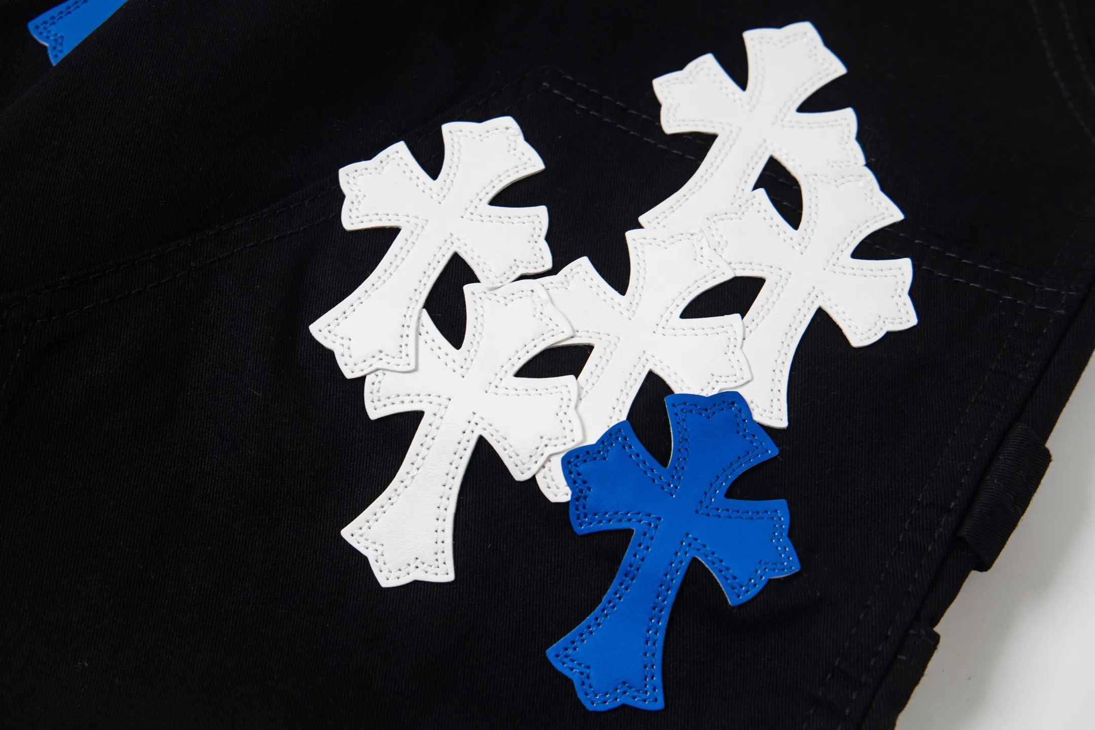 P260 Chrome Hearts Chrome Hearts black denim with white and blue multi-leather hot jeans. CH jeans need to be washed and then disassembled and hand-stitched with sheepskin cross leather and then spliced ​​to complete. The whole piece has too many craftsmanship to explain. The patchwork cross pattern is embellished, and the high-waisted washed jeans! ! Absolutely high-end luxury products, god-level single products, super popular products, made with top heavy industry, a magic weapon that cannot be missed. About Kroxin This is an extremely luxurious fashion brand, which can also be called the aristocrats of the high street. It has always been an exclusive brand for some hipsters or rich second generation. Compared with ordinary high streets, it is more luxurious and noble. Compared with luxury brands, it has a more fashionable personality and has always been a brand that I have a special liking for. Style number: 1765# Color: black Size: 28 30 32 34 36